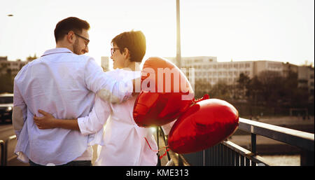 Coppia giovane in love dating e sorridente outdoor Foto Stock