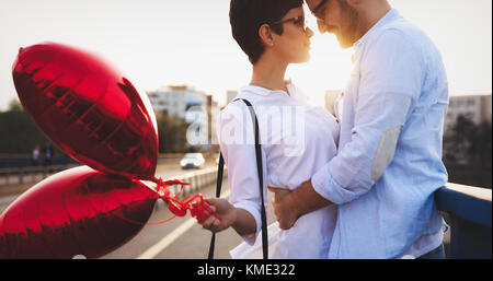 Coppia giovane in love dating e sorridente outdoor Foto Stock