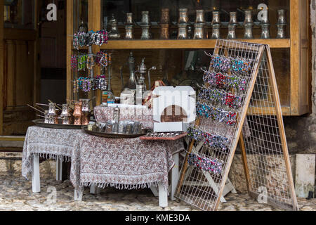 Sarajevo, Bosnia Erzegovina - 20 agosto 2017: bosniaco tradizionale bazaar nel centro della città di Sarajevo Foto Stock