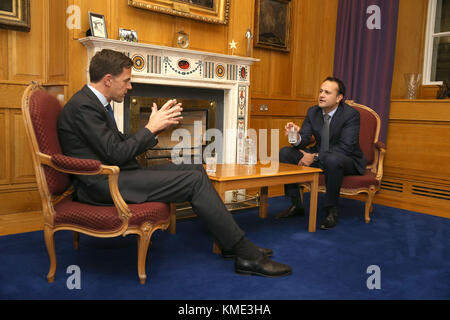 An Taoiseach, Leo Varadkar (destra) con Mark Rutte, il primo ministro dei Paesi Bassi presso gli edifici del governo di Dublino. Foto Stock