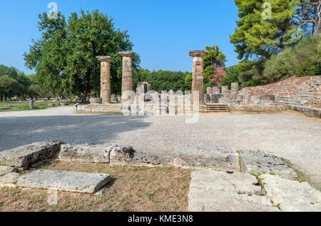 Altare di Hera, dove la fiamma olimpica è accesa con il Tempio di Hera dietro, Olympia, Pelopponese, Grecia Foto Stock