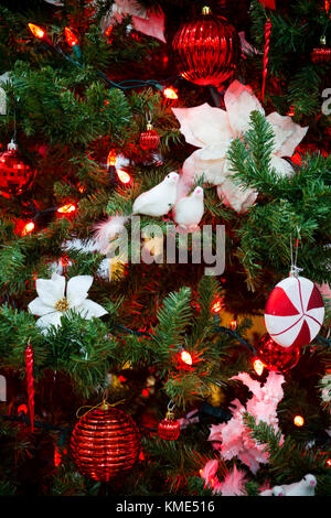 Dettaglio delle decorazioni ornamentali albero di Natale per la vacanza festosa celebrazione del Natale. Foto Stock