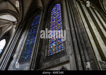 Due alte e arcuate le finestre di vetro macchiate all' interno della Cattedrale Roeun in Normandia Francia Foto Stock