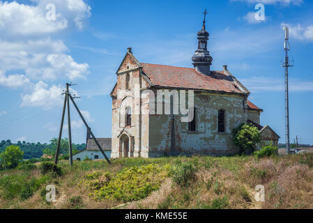 Abbandonata la Chiesa cattolico romana in Ulashkivtsi (Polacco: Ulaszkowce), piccolo villaggio in Chortkiv Raion, Oblast di Ternopil in Ucraina occidentale Foto Stock