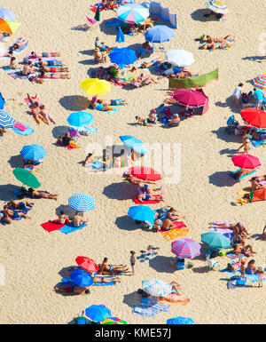 Arial vista di una spiaggia affollata in un caldo giorno d'estate e di sole Foto Stock