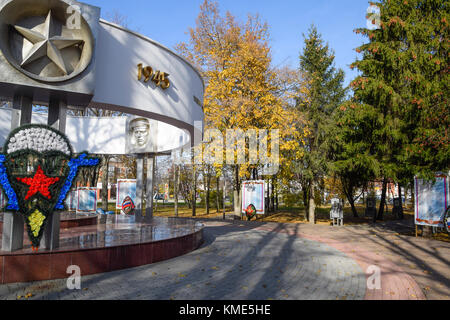 Slavyansk sul kuban, Russia - 9 settembre 2016: il monumento e la placca nomi la fiamma eterna in slavyansk sul kuban. La memoria dei soldati caduti. Foto Stock