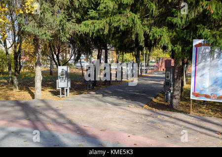 Slavyansk sul kuban, Russia - 9 settembre 2016: Viale degli eroi nel parco cittadino slavyansk sul kuban. La memoria dei soldati caduti. Foto Stock
