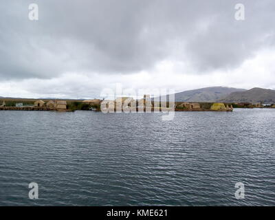 Puno, Perù - 3 gennaio 2007: Villaggio galleggiante della popolazione di Uros sul lago Titicaca. Foto Stock