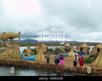 Puno, Perù - Gennaio 1, 2007: villaggio galleggiante del popolo Uros sul lago Titicaca. uomini e donne nel tipico abito. Foto Stock