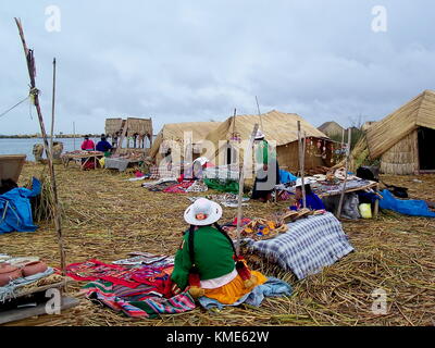 Puno, Perù - Gennaio 3, 2007: villaggio galleggiante del popolo Uros sul lago Titicaca. Molte donne nel tipico abito. Foto Stock