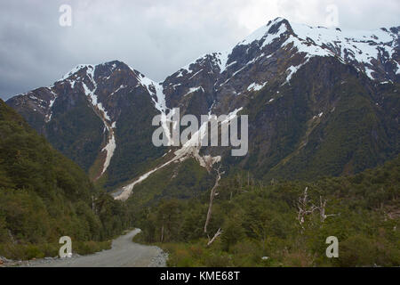 La Carretera Austral; famosa strada di collegamento remoti villaggi nel nord della Patagonia cilena. Sezione di ghiaia della strada che corre attraverso le montagne scoscese. Foto Stock