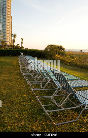 Fila di sedie da spiaggia a Myrtle Beach South Carolina, USA. Foto Stock