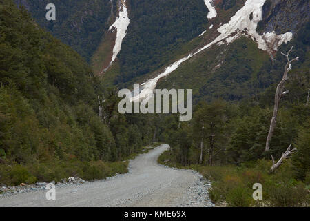 La Carretera Austral; strada famosa collegando remote città e villaggi nel nord della Patagonia cilena. strada di ghiaia che corre attraverso le montagne scoscese. Foto Stock