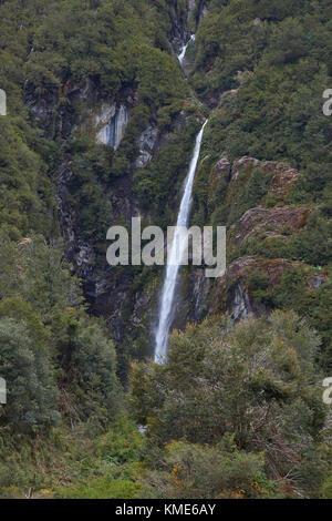 La Carretera Austral; strada famosa collegando remote città e villaggi nel nord della Patagonia cilena. strada di ghiaia che corre attraverso le montagne scoscese. Foto Stock