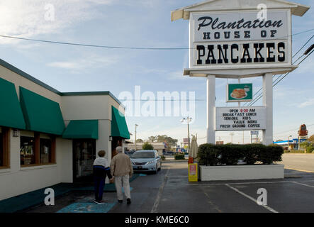 Coppia senior camminare verso il ristorante per la prima colazione a Myrtle Beach South Carolina, Stati Uniti d'America. Foto Stock