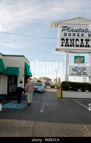 Coppia senior camminare verso il ristorante per la prima colazione a Myrtle Beach South Carolina, Stati Uniti d'America. Foto Stock