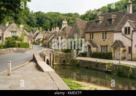 Villaggio di Castle Combe, Wiltshire, Regno Unito. Ponte sul Fiume Bybrook Foto Stock