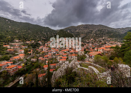 Vista panoramica di Stemnitsa, un bellissimo villaggio tradizionale nella regione montagnosa di Gortynia, in Arcadia, Peloponneso centrale, Grecia. Foto Stock