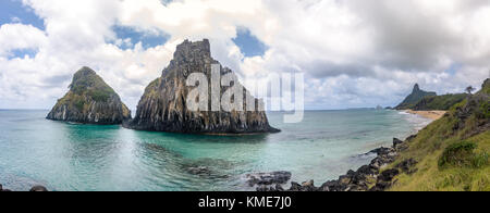 Vista panoramica di morro Dois Irmaos, Morro do Pico e mare interno (mar de dentro) spiagge - Fernando de Noronha, Pernambuco, Brasile Foto Stock