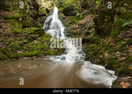 Piccola trappola cade nella Penisola Superiore del Michigan, scorre rapidamente su una gola rocciosa, lungo Anderson Creek, eventualmente di trovare la sua strada al fiume di ferro Foto Stock