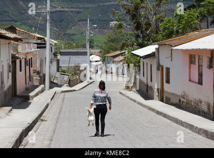 Ecuador village la scena; donna che trasportano il pollo visto dal retro, Tumbabiro, northern Ecuador America del Sud Foto Stock