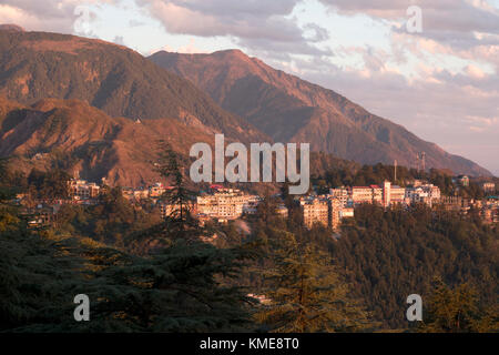 Vista panoramica di mcleod ganj e sulle montagne circostanti al tramonto Foto Stock