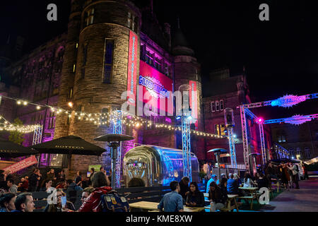 Palloncino dorato venue a Teviot Row House durante il Festival di Edimburgo di notte Foto Stock