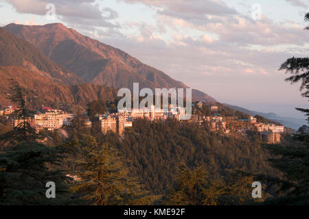 Vista panoramica di mcleod ganj e sulle montagne circostanti al tramonto Foto Stock