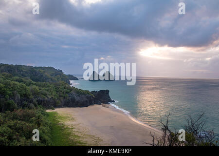 Vista al tramonto del Morro Dois Irmaos e Praia do americano spiaggia dalla fortezza boldro (forte fare boldro) Viewpoint - Fernando de Noronha, pernambuco, braz Foto Stock