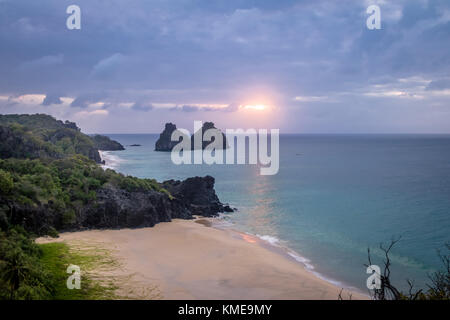 Vista al tramonto del Morro Dois Irmaos e Praia do americano spiaggia dalla fortezza boldro (forte fare boldro) Viewpoint - Fernando de Noronha, pernambuco, braz Foto Stock