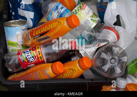 Platsic bottiglie e lattine di metallo in famiglia casella di riciclaggio. Regno Unito Foto Stock