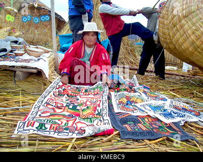 Puno, Perù, 3 gennaio 2007: uros donna vende coperte colorate su un isola galleggiante, il lago Titicaca, Perù Foto Stock