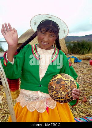 Puno, Perù, 3 gennaio 2007: bambina onde per fotocamera su uros isola galleggiante, il lago Titicaca, Perù Foto Stock