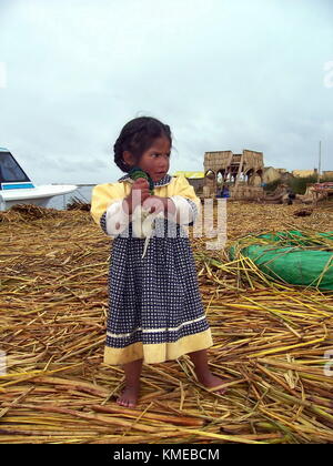 Puno, Perù, 3 gennaio 2007: bambina su uros isola galleggiante, il lago Titicaca, Perù Foto Stock