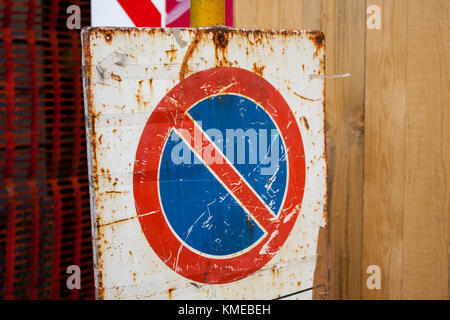 Vintage il traffico su strada segno. età rusty grunge nessun segno di parcheggio. Foto Stock