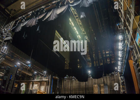 Dietro le quinte e all'interno del Teatro dell'Opera di Vienna. Prove e preparativi in Wiener Staatsoper che producono circa 300 performance all'anno. Foto Stock