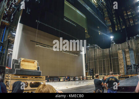 Dietro le quinte e all'interno del Teatro dell'Opera di Vienna. Prove e preparativi in Wiener Staatsoper che producono circa 300 performance all'anno. Foto Stock