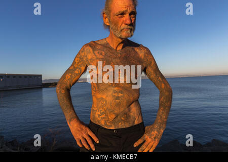 Ritratto di senzatetto al Warm Water Cove Park, San Francisco, California, USA Foto Stock