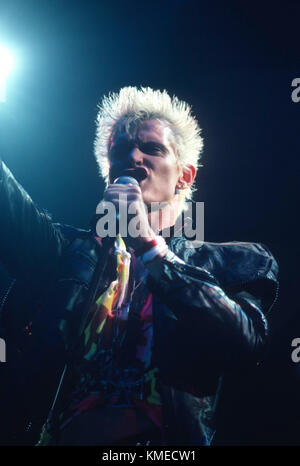 Cantante e musicista Billy Idol esegue in concerto a Hollywood Palladium su Marzo 17, 1984 a Los Angeles, California. Foto di Barry re/Alamy Foto Stock