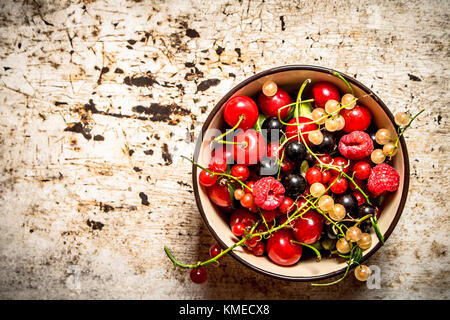 Gli acini in una tazza. sullo sfondo rustico. Foto Stock