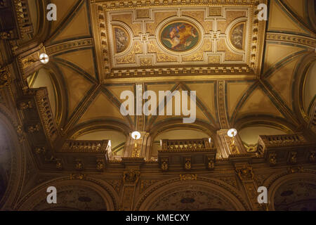 Interno del Teatro dell'Opera di Vienna. Design architettonico e dettagli interni del famoso Wiener Staatsoper a Vienna, Austria, Europa Foto Stock