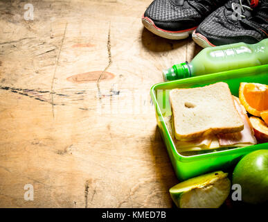 Set di mattina panini con prosciutto e formaggio, un frullato di frutta e. Foto Stock