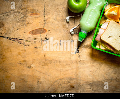 Set di mattina panini con prosciutto e formaggio, un frullato di frutta e. Foto Stock