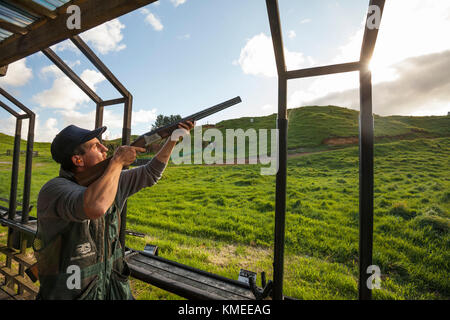 Uomo che punta fucile,Tauranga,Baia di abbondanza,Nuova Zelanda Foto Stock