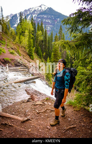 Donna escursionista nel paesaggio panoramico di fermarsi per ammirare le attrazioni sul ghiaccio sentiero dei laghi, STATI UNITI D'AMERICA Foto Stock