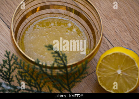 In casa la macchia a labbro fatta di miele, olio di oliva e zucchero Foto Stock