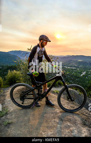 Male mountain bike in paesaggio panoramico godendo di vista, Durango, Stati Uniti Foto Stock