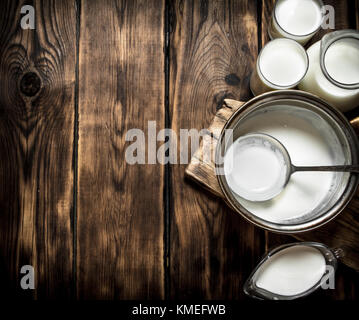 I prodotti lattiero-caseari freschi sul tavolo di legno . Foto Stock