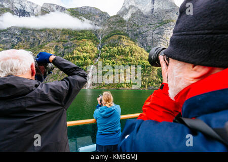 I passeggeri della nave fotografano la cascata a Naeroyfjord, Sogn og Fjordane, Norvegia Foto Stock