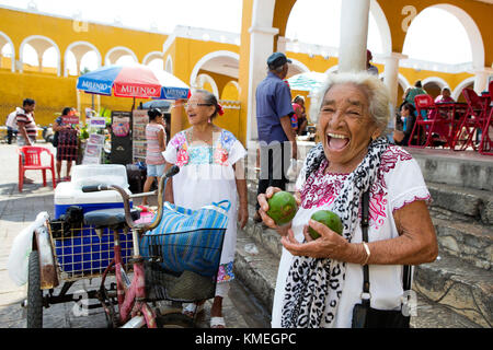 Ridendo donne locali al mercato, Izamal, Yucatan, Messico Foto Stock